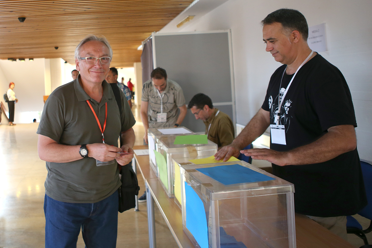 Pepe Fernndez en el momento de acercarse a votar, 3 congreso de FSC-CCOO, segundo da, 6 de junio
