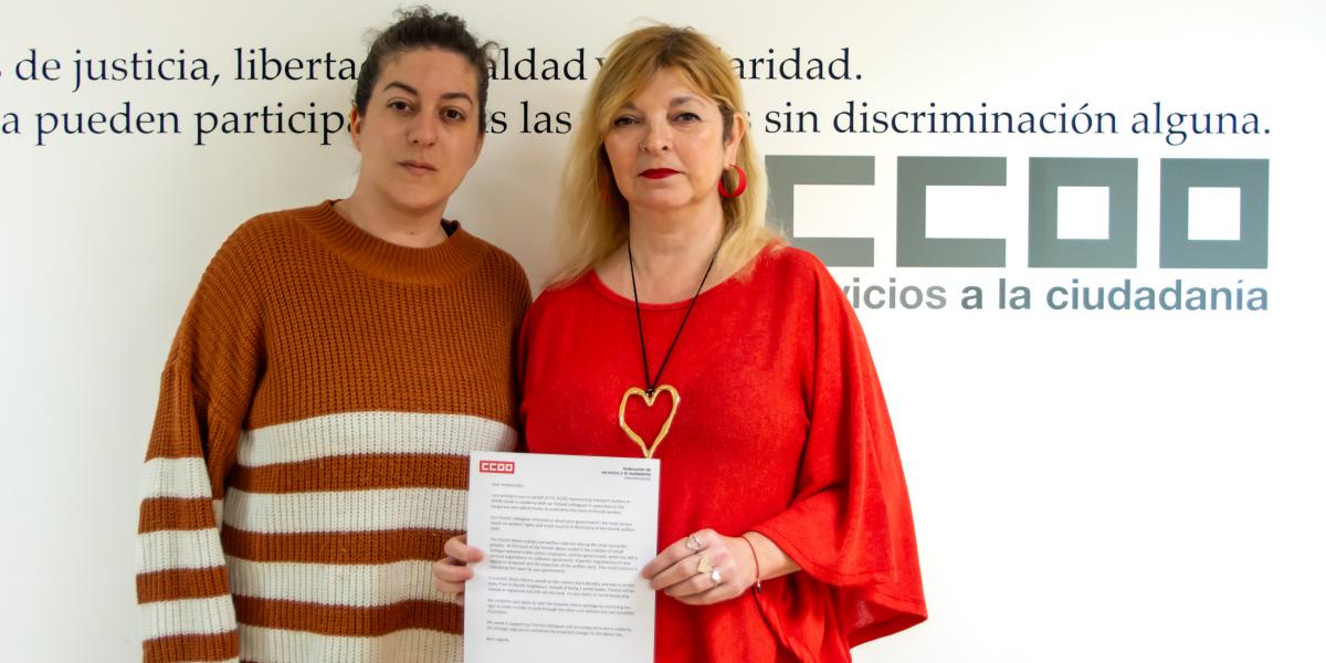 Libertad Camino Alcocer y Juana Olmeda con la carta a la embajadora de Finlandia en Espaa