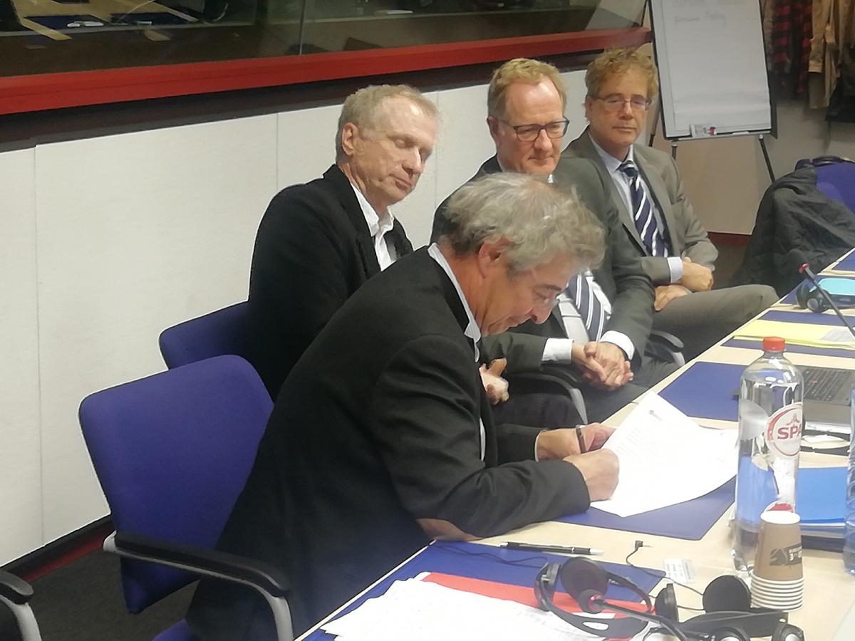 Fotos del momento de la firma de la declaracin conjunta EAEA y Pearle